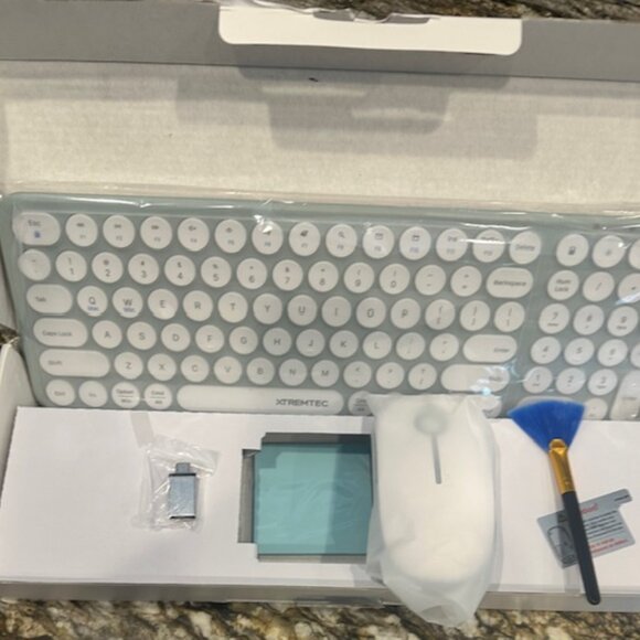 Wireless Keyboard and Mouse Combo - Picture 3 of 4